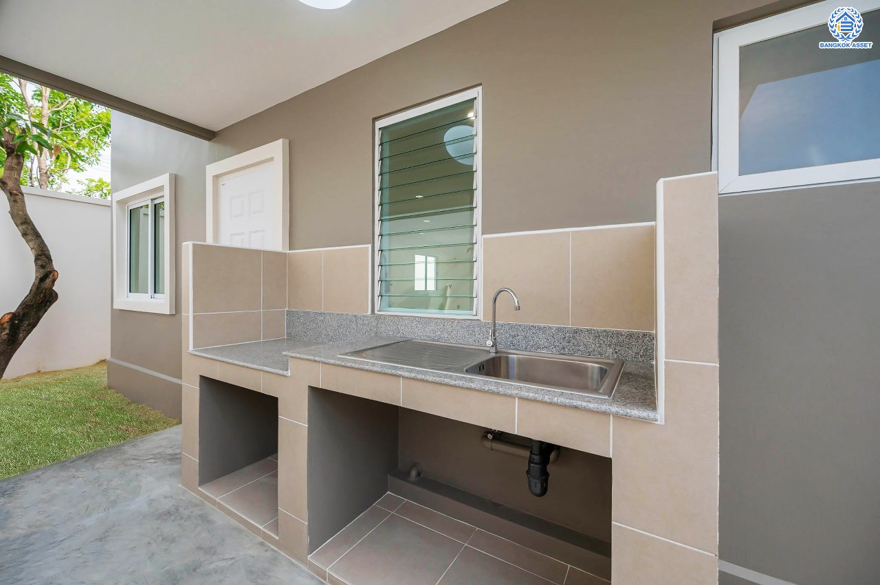 บ้านมือสองตกแต่งใหม่ โครงการ ชวนชื่นโมดัส ราชพฤกษ์-ท่าอิฐ เนื้อที่กว่า 57.8 ตร.ว. พร้อมฟังก์ชัน 3 ห้องนอน 2 ห้องน้ำ จอดรถได้ 2 คัน บนทำเลศักยภาพ เชื่อมต่อถนนรัตนาธิเบศร์ และถนนราชพฤกษ์ ทำเลใจกลาง 2 เซ็นทรัล ใกล้รถไฟฟ้า "สถานีบางรักน้อยท่าอิฐ"